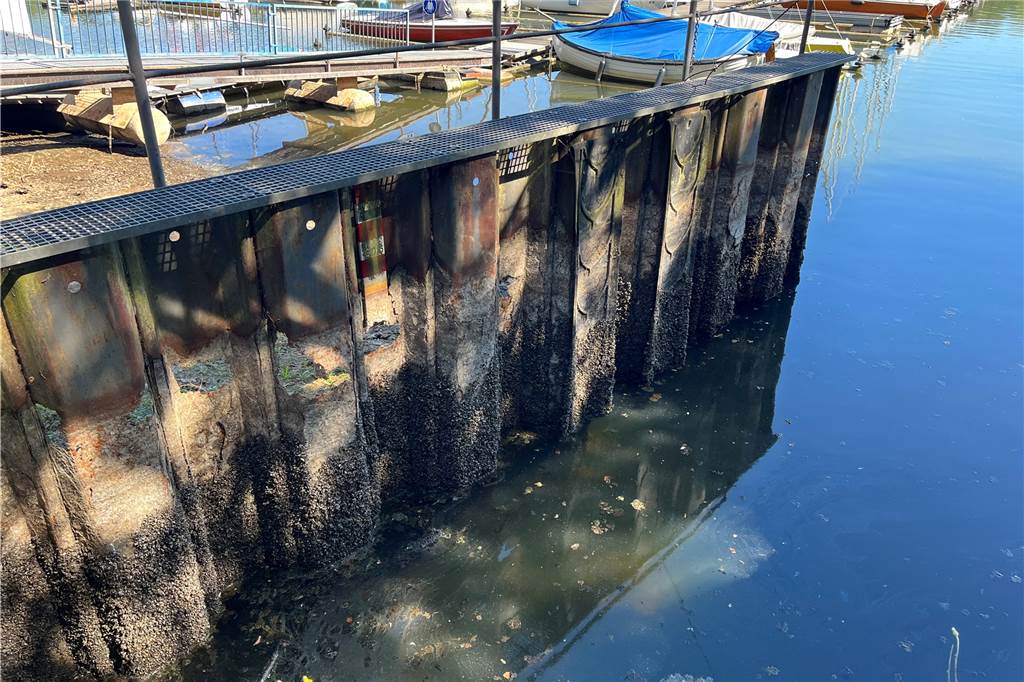 Wasserpegel im Stausee sinkt weiter - Problem für Segler und die neue Möwe? An den Verfärbungen an der Wand der Kranbox lässt sich erkennen, wie hoch das Wasser hier normalerweise steht.