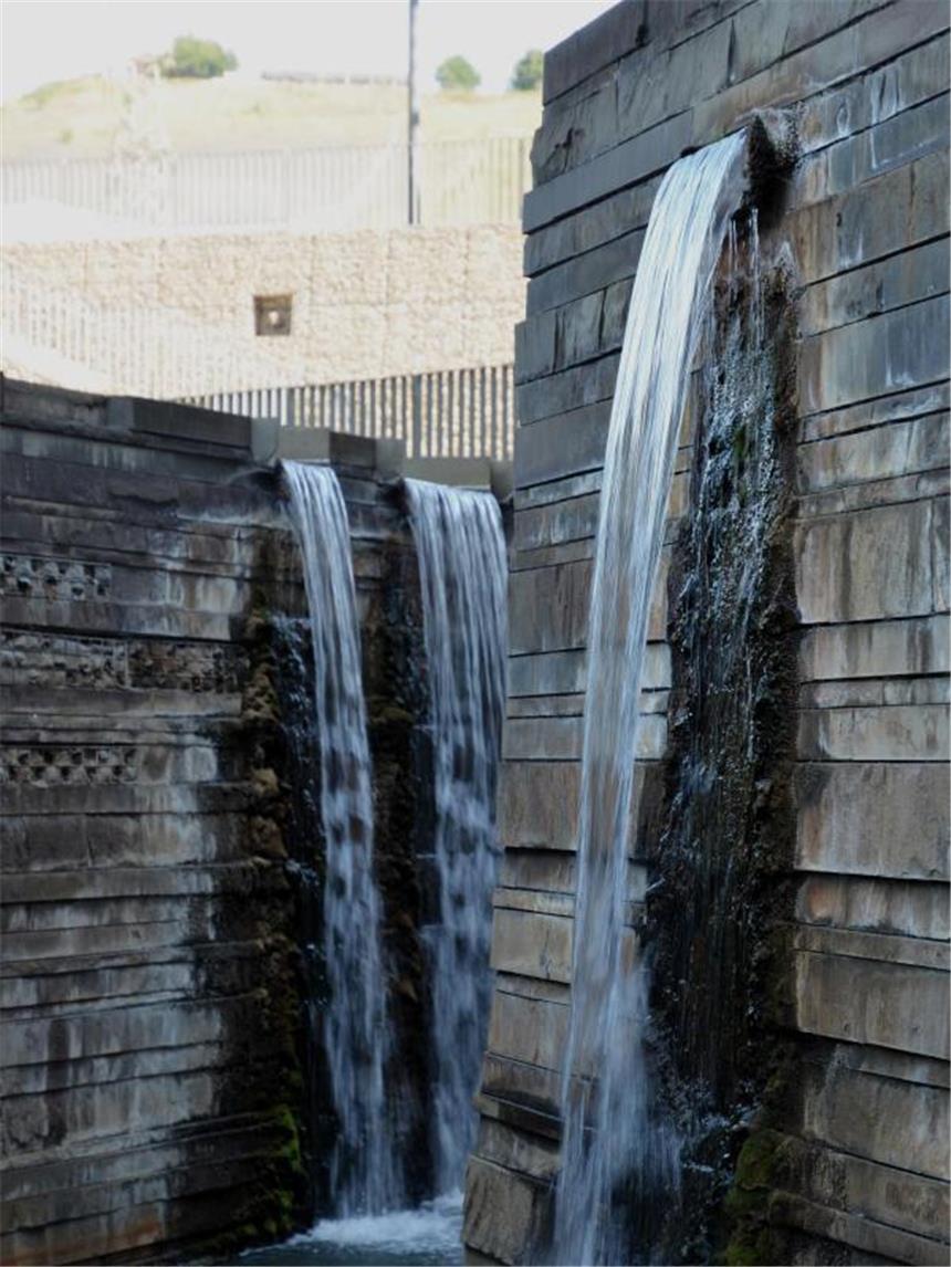 Unter Tage: Reise durch die Bergbau-Geschichte an der Saar An den Wänden des «Mosesganges» beim «Erlebnisort» Landsweiler-Reden strömt 32 Grad warmes Grubenwasser herab. Es kommt aus 800 Metern Tiefe. Foto: Jörg Fischer