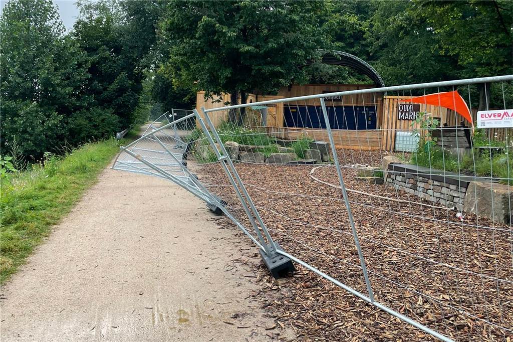 Bürgermeister freut sich: Polizei stellt mutmaßliche Vandalen am Bürgerpark An den Zäunen hatten sich die Täter zu schaffen gemacht.