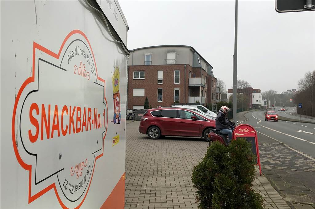 Kuriosum in Werne: Imbiss zu gefährlich für den Verkehr, Geschäft aber nicht? An den Zu- und Abfahrten habe es noch nie Probleme gegeben, sagt Imbiss-Inhaber Heiko Groneberg.