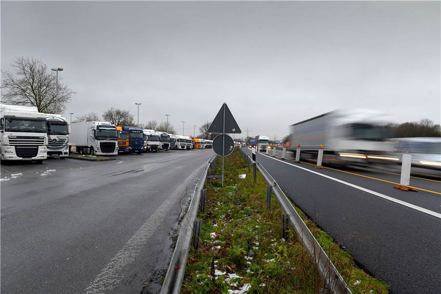Falscher Polizist führt Verkehrskontrolle bei Schwerter Autofahrer durch An der A1-Raststätte Lichtendorf in Richtung Bremen lauerte der falsche Polizist dem Schwerter auf.