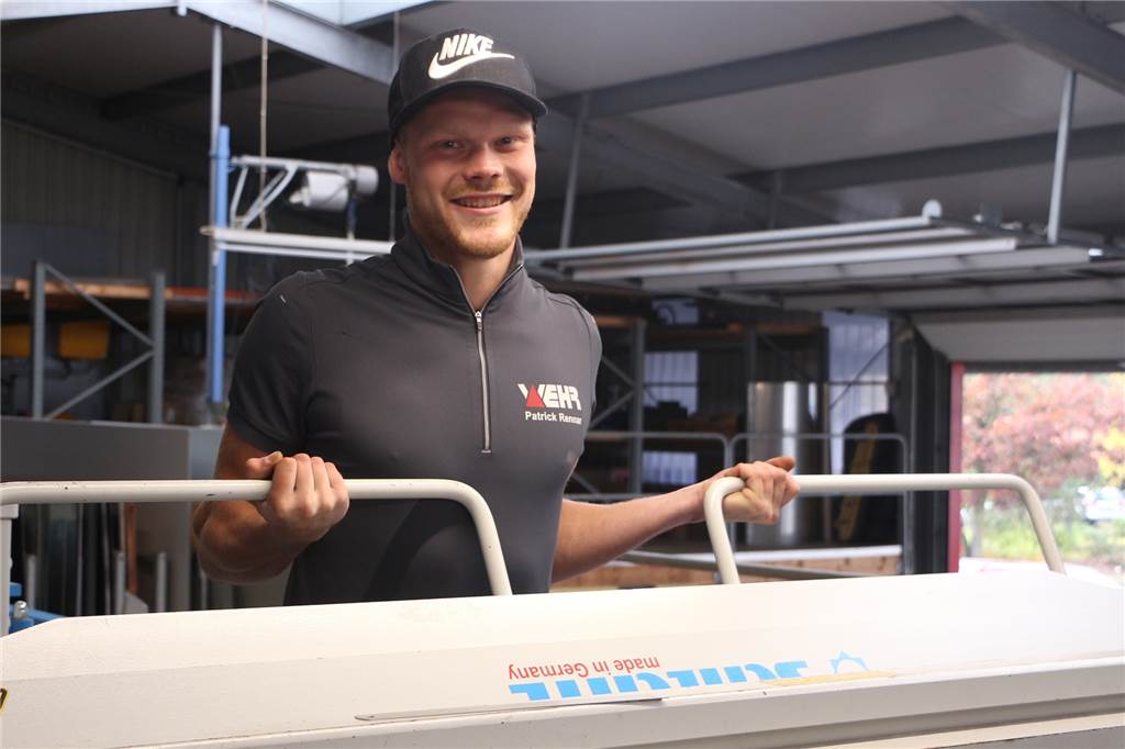 Patrick Rennar zählt zu den besten Azubis seines Fachs – das Finale folgt noch An der Abkantbank: Insbesondere die Vielfältigkeit des Dachdeckerhandwerks hat Patrick Rennar angesprochen.