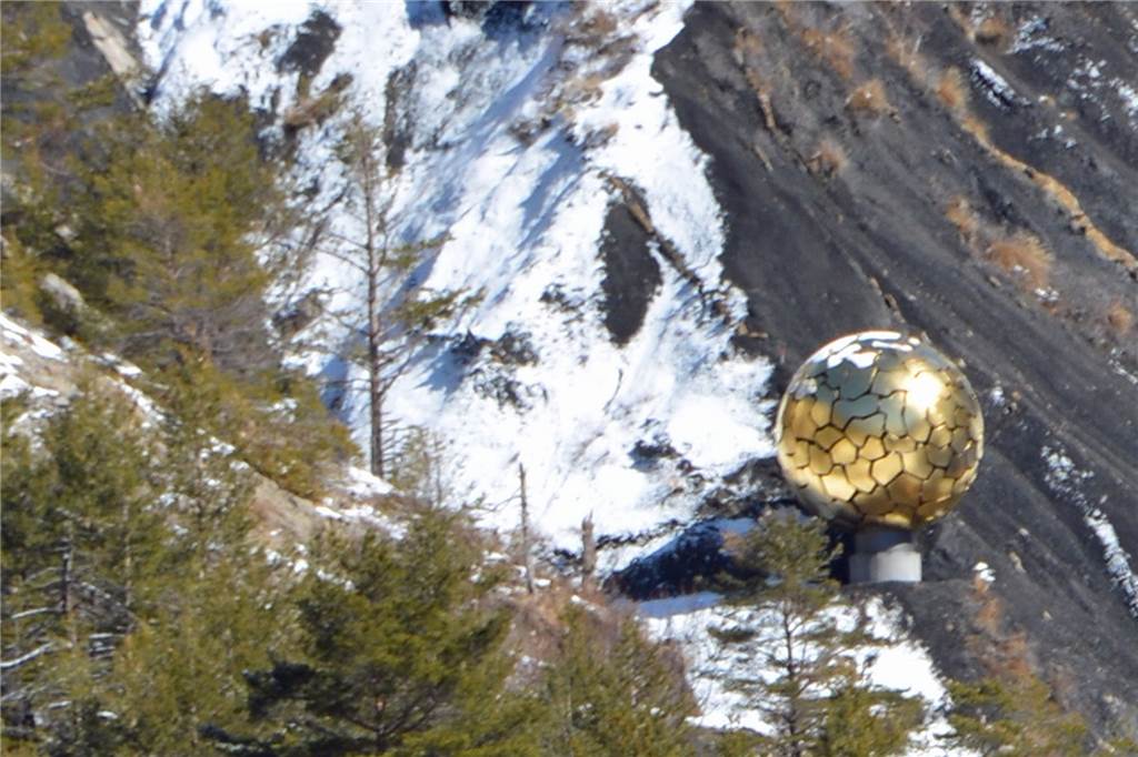 24. März 2015: Halterner gedenken der Opfer der Flugzeugkatastrophe An der Absturzstelle in den französischen Alpen erinnert eine Kugel aus 149 Elementen an die Opfer der Flugzeugkatstrophe.
