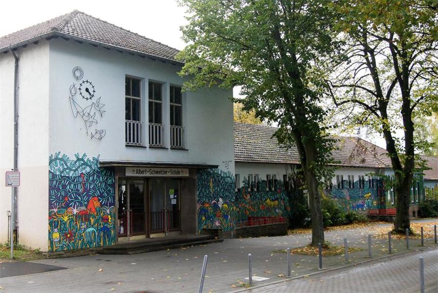 So sanierungsbedürftig sind Schwerter Schulen An der Albert-Schweitzer-Schule wird während der Ferien eine Fertiggarage gebaut. Sie soll später als Abstellraum für Spielgeräte dienen.