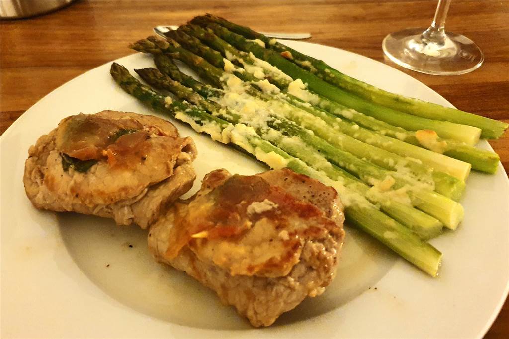 Küchen-Test statt Restaurant-Check: Gegessen wird zu Hause... An der Anrichtung muss noch gefeilt werden, geschmacklich war das Saltimbocca mit gratiniertem Spargel aber in Ordnung.