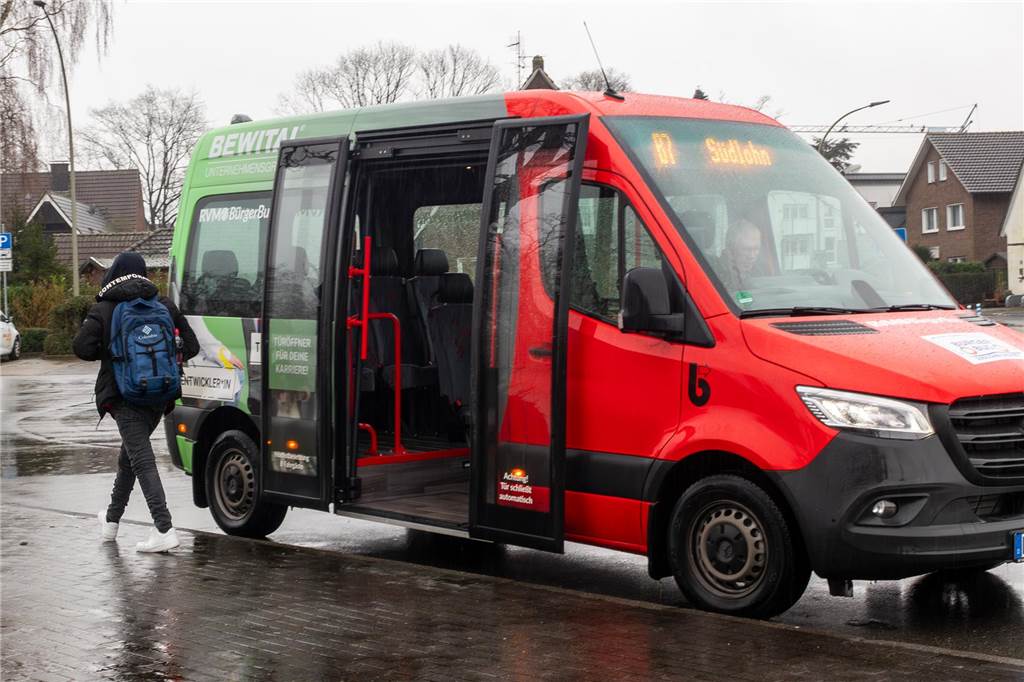 Neuer Bürgerbus ist in Betrieb: Mehr Komfort für Fahrgäste und Fahrer An der Anzeige an der Front des Busses erkennt der Fahrgast nun das Fahrtziel. Ebenso ist der Ein- und Ausstieg deutlich bequemer dank Niederflurkonstruktion.