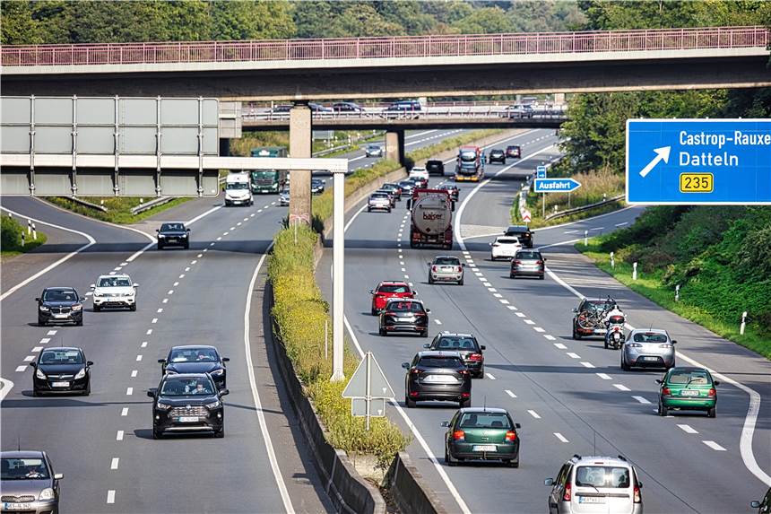 Mann bremst zu spät: Zusammenstoß mit Dorstenerin an A42-Auffahrt An der Auffahrt zur A42 in Bladenhorst kam es zu einem Auffahrunfall.