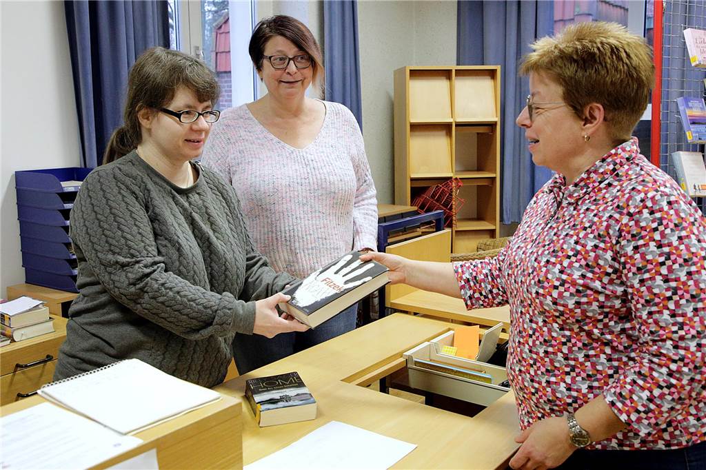 Pfarrei St. Sixtus unterhält drei öffentliche Büchereien An der Ausleihe der Bücherei St. Sixtus (v.l.): Heike Brüggemann, Stephanie Schlüter und Claudia Friedrich.