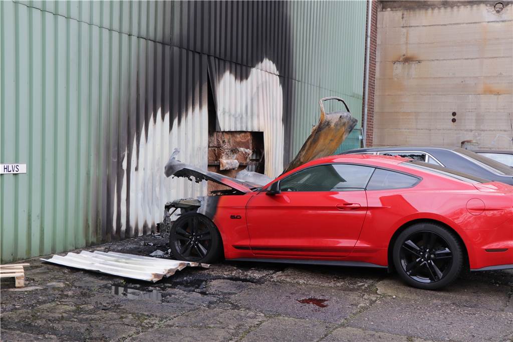 Unbekannte fackeln Luxusautos vor Lagerhalle in Dortmund-Dorstfeld ab An der Außenwand der Halle sind deutlich Brandspuren zu erkennen. In der Luft hängt auch zwei Tage nach dem Feuer noch der Geruch nach Rauch.