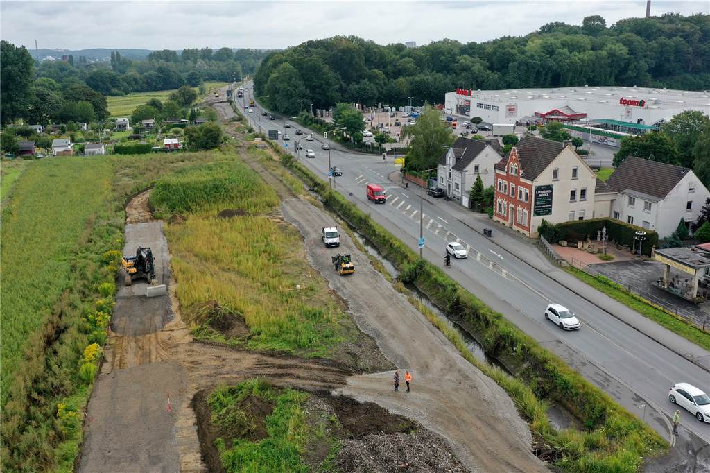 An der B54 finden schon vorbereitende Arbeiten für den vierspurigen Ausbau statt.