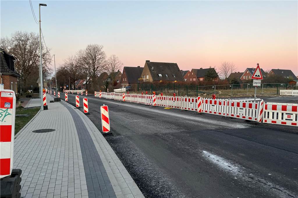 Weitere Verzögerung an Bahnhofstraße: Bauarbeiten pausieren derzeit An der Baustelle ist noch einige Arbeit erforderlich.