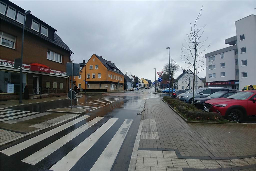 Berghofer Zentrum rüstet gegen Dauerparker auf An der Berghofer Straße liegen viele Geschäfte. Besonders hier sind Dauerparker nicht gerne gesehen.
