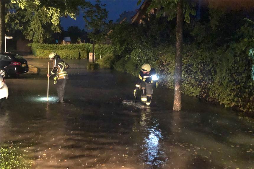 Heftiger Gewitterregen sorgt für Überschwemmungen in Ahaus und Heek An der Blommelstraße und am Dachsweg in Ahaus steht die Fahrbahn unter Wasser. Feuerwehrleute versuchen, verstopfte Abflüsse freizulegen.