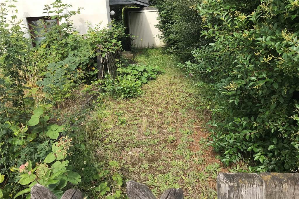 Alter städtischer Fuhrpark gehört zu den Schandflecken in Castrop-Rauxel An der Bochumer Straße kurz vor der Stadtgrenze: Das Haus steht leer, Zufahrt, Garten und Bordstein wuchern immer mehr zu.