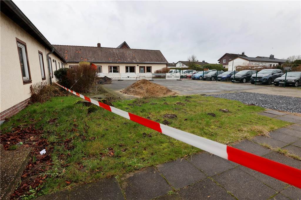 Bodelschwingh-Schule: Faustdicke Überraschung statt Entscheidung Flatterband sperrt an der Bodelschwingh-Schule in Bergkamen-Heil den Bereich ab, der für die Aufstellung von Containern hergerichtet wurde.