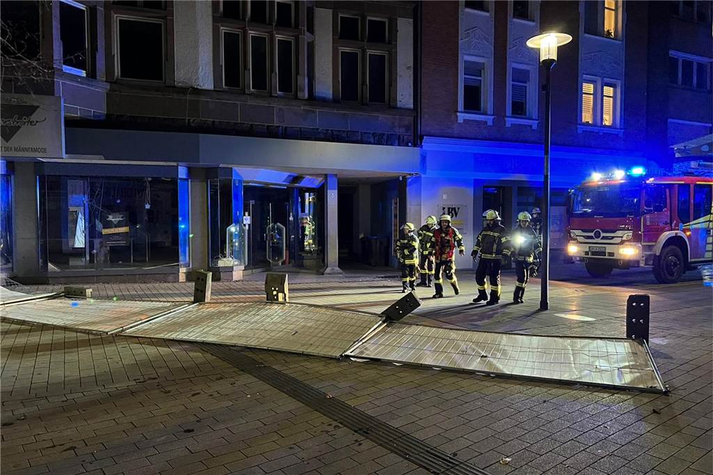 Ticker zum Sturm in Werne und Ascheberg: Antonia trifft ein - Ausfälle bei der Eurobahn An der Bonenstraße ist ein Bauzaun umgekippt.