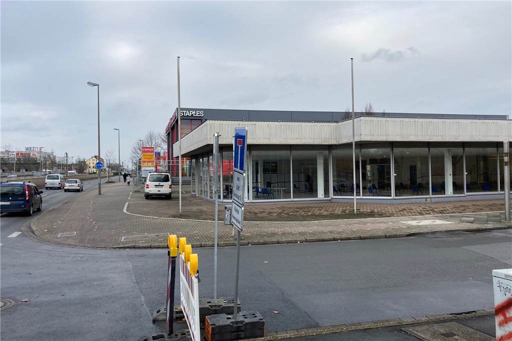 So sieht es in Dortmunds neuem Corona-Testzentrum mit „Drive In“ aus An der Bornstraße/ Ecke Mindener Straße liegt das frühere Fiat-Autohaus, das jetzt als Corona-Testzentrum dient.