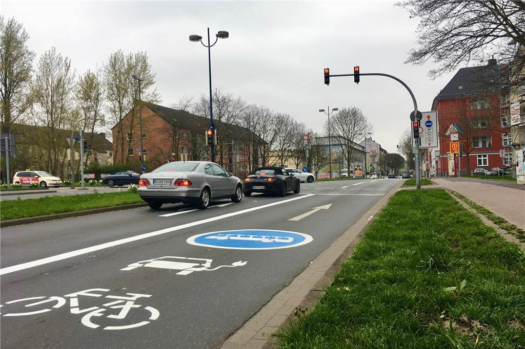 Bekommt der Heilige Weg eine Busspur? Weiter Diskussion um Radverkehr An der Brackeler Straße gibt es bereits eine kombinierte Spur für Bus- und Radverkehr - hier als Umweltspur auch fur E-Autos.