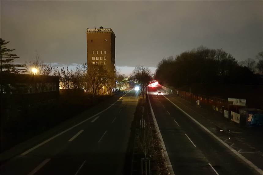 Gefahrenstelle Brackeler Straße: Für Fußgänger und Radfahrer ist Licht in Sicht An der Brackeler Straße Westfalenhütte ist es bei Dunkelheit zappenduster.