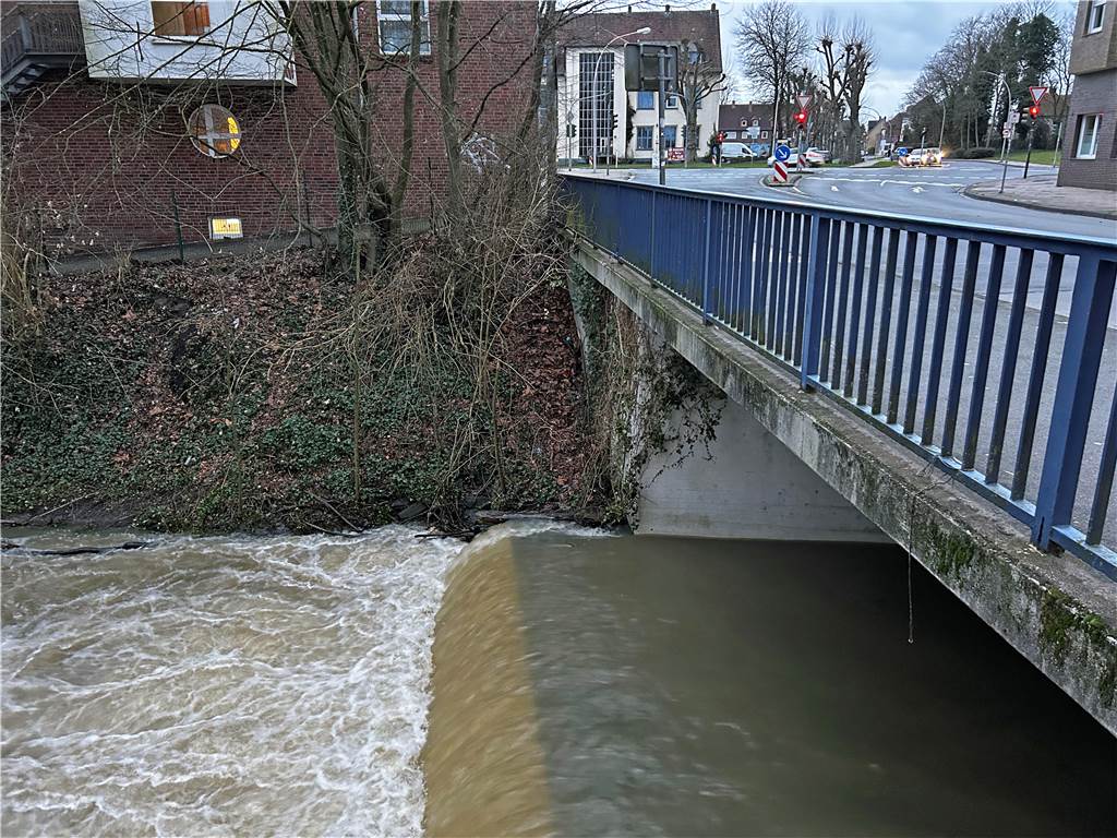 Hochwasser erwischt die Freilichtbühne: Straßensperren nötig Die Horne am Restaurant Hornemühle in Werne.