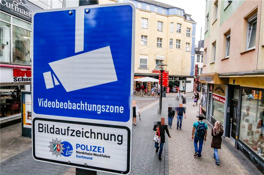 Dortmunds Polizisten kriegen Bodycams, um Verdächtige zu filmen An der Brückstraße hängen bereits Kameras zur Kriminalitätsbekämpfung.