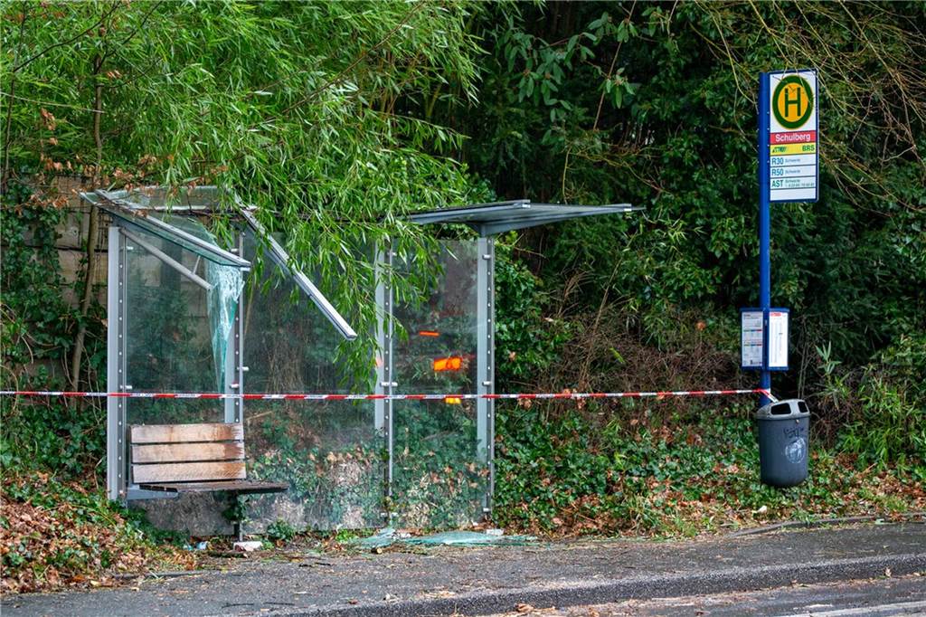 Bäume auf Autos gekippt: Feuerwehr Schwerte verzeichnet 38 Sturmeinsätze An der Bushaltestelle "Schulberg" in Geisecke haben Äste das Wartehäuschen zerstört.