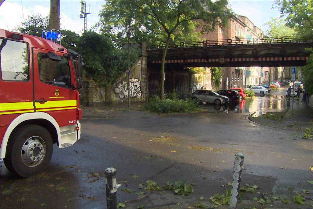 Wasser in Klinik, Bäume auf Gleisen: Gewitter richtet in Dortmund große Schäden an An der Chemnitzer Straße ist - wie an mehreren Orten in Dortmund - eine Unterführung geflutet. Der Gully muss von Laub befreit werden.