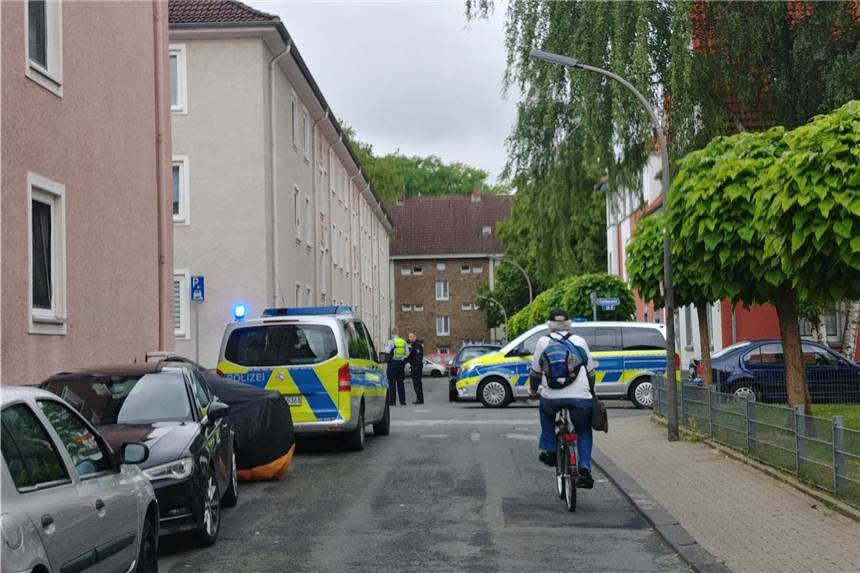 Großes Polizeiaufgebot: Auffällige Person an psychiatrischen Dienst übergeben An der Cimbernstraße in Hörde war am Montagnachmittag ein größeres Polizeiaufgebot zu sehen.