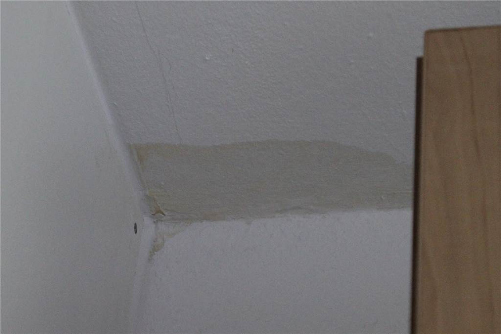 Rentner klagt: Diese Vonovia-Wohnung ist „verflucht“ An der Decke neben dem Schacht - dessen Außenseite ist hier links zu sehen - sind Feuchtigkeitsflecken. Laut Wolfgang Hampel hätten sie sich erst gebildet, seit es in dem Schacht tropft.