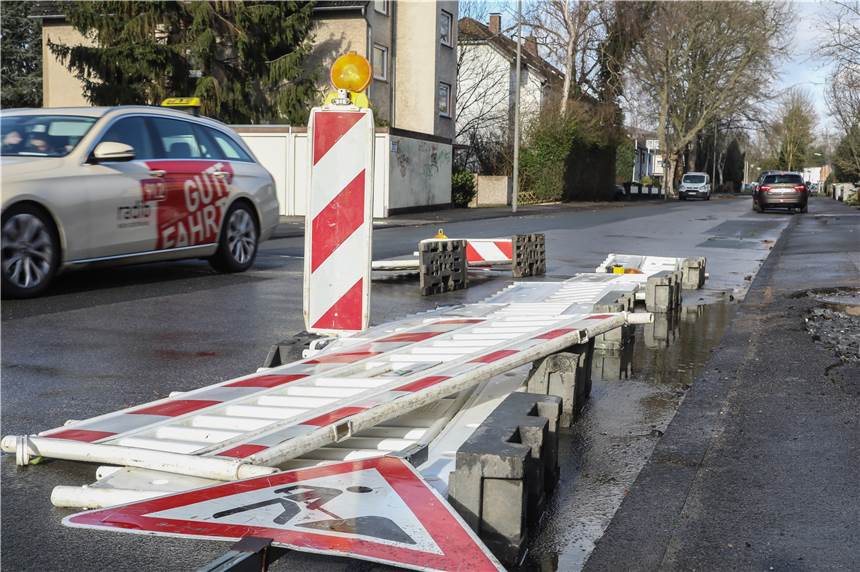 Abgeknickte Äste und niedergewehte Bauzäune im Stadtbezirk Scharnhorst An der Dönenstraße in Kirchderne waren es Baustellen-Absperrungen, die „Sabine“ niedergeweht hat.