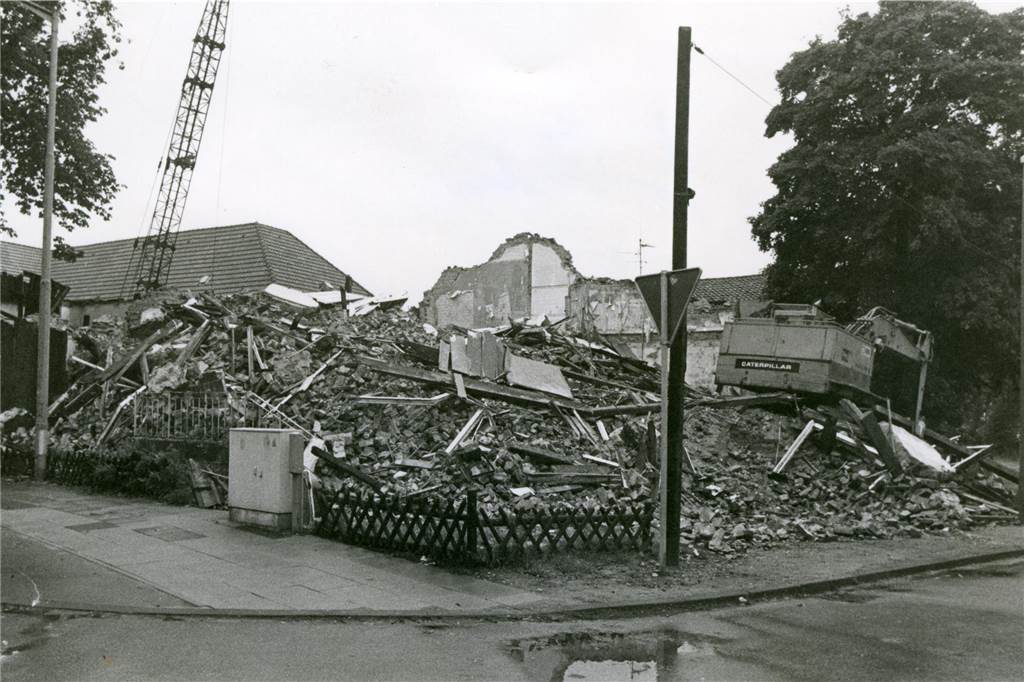 An der Dortmunder Straße werden 197 die alten Hallen von Potthoff und Flume abgerissen. 