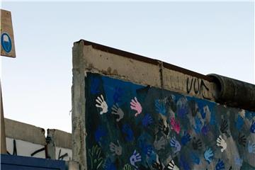 An der „East Side Gallery“ entsteht gerade der Luxus-Wohnturm „Living Levels“. Foto: Inga Kjer