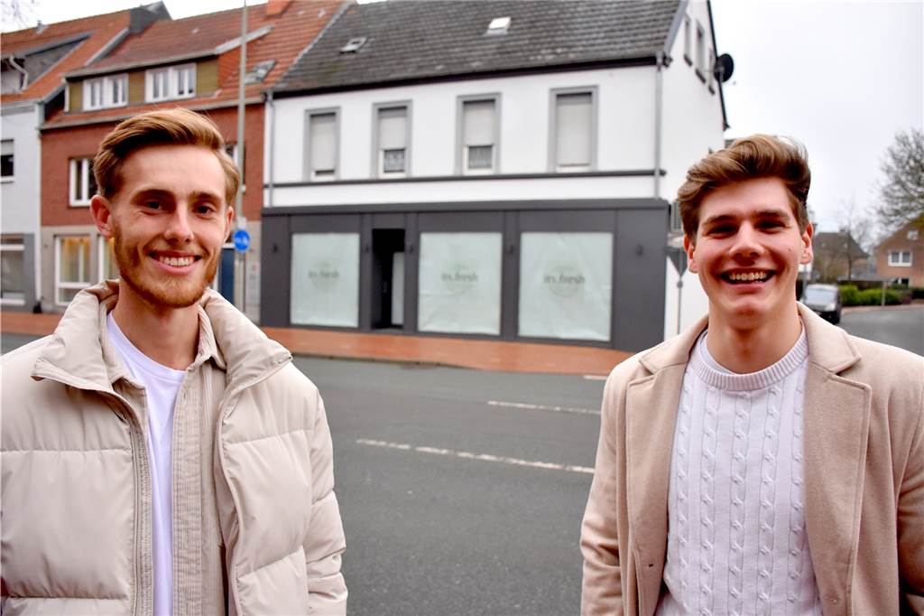 Zwei Stadtlohner verraten, wo sie in Ahaus ihr Bowl-Restaurant eröffnen An der Ecke Bahnhofstraße/Jutestraße wollen Milan Tendahl (l.) und Jan Hintemann ihr neues Restaurant eröffnen. Ein vergleichbares Konzept gebe es im Umkreis von 50 Kilometern nicht, sagen sie. Entsprechend groß und positiv sei die Resonanz auf ihre Idee gewesen.
