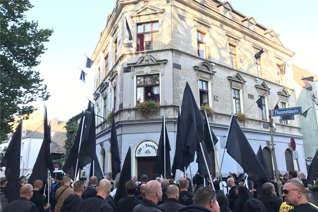Neonazi-Demo: Knapp 500 Rechtsextremisten zogen durch Dortmund An der Ecke Emscher- / Thusneldastraße fand die Abschlusskundgebung statt.