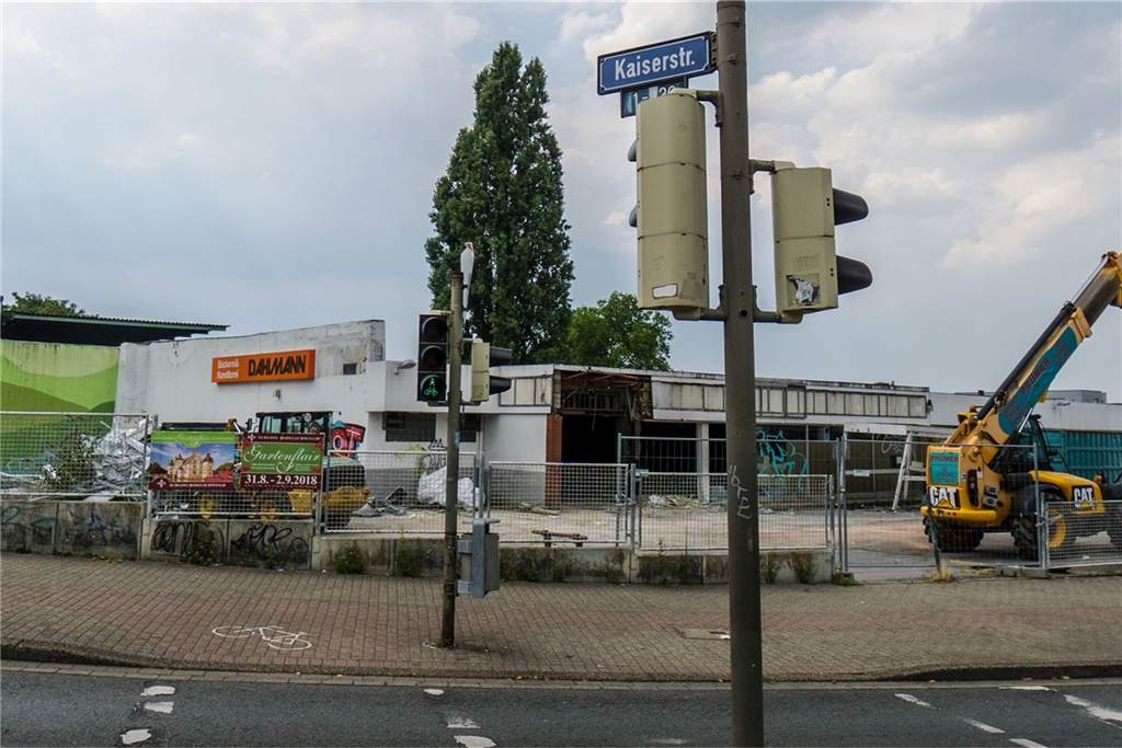 Investor will ein neues „Kaiser-Quartier“ hochziehen An der Ecke Kaiserstraße/Klönnestraße entsteht das neue „Kaiser-Quartier“. Das Gebäude mit der bunten Außenwand an der Kaiserstraße 134 wird ebenso abgerissen wie die frühere Netto-Filiale. Sie steht seit April leer.