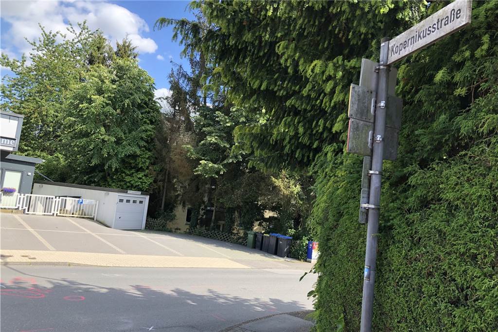 Unfall: Pedelec-Fahrer (66) unter Straßenreinigungsfahrzeug eingeklemmt An der Ecke Kopernikusstraße / Sonnenstraße ereignete sich der Unfall.