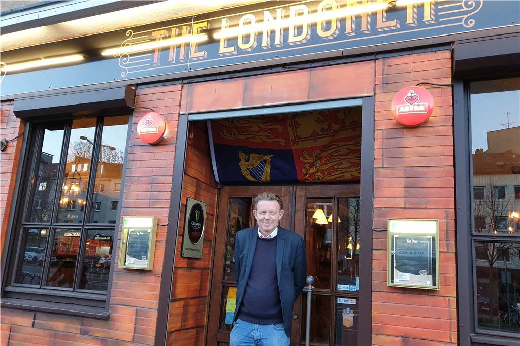 Charles Gardner versprüht mit seinem Pub einen England-Flair An der Ecke Sonnenstraße/ Hohe Straße findet sich nun "The Londoner".