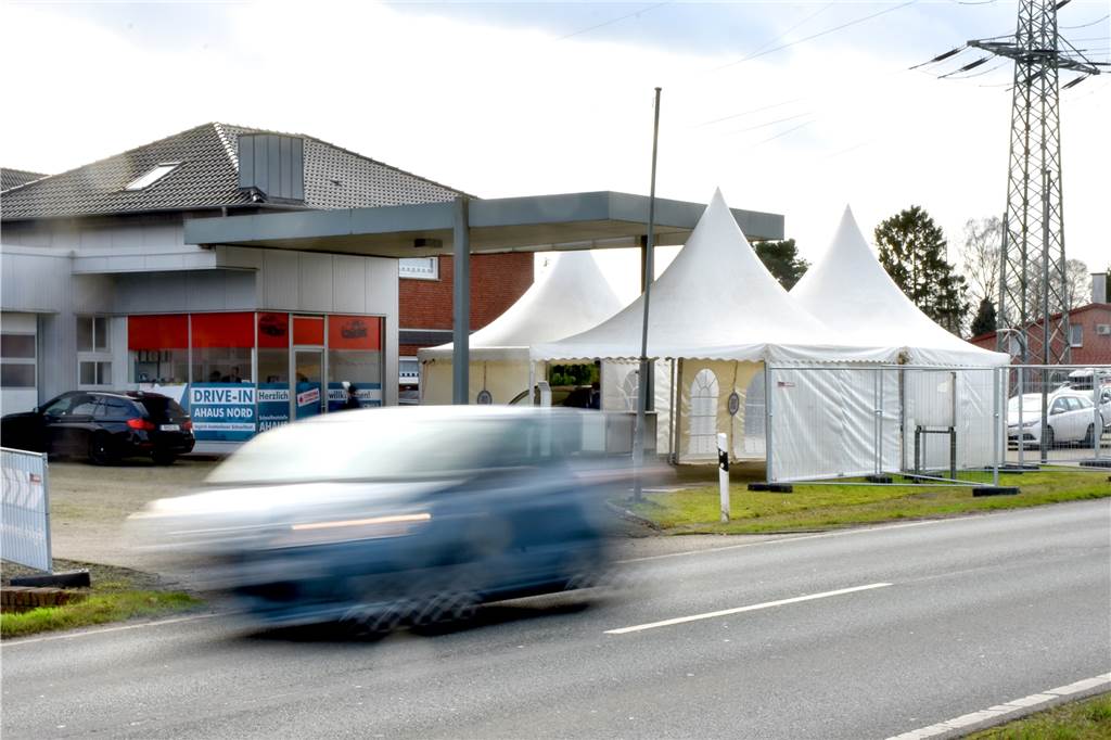 Neue Teststelle im Norden von Ahaus – Kreis macht mehr Angebote möglich An der ehemaligen Tankstelle an der Heeker Straße ist die neue Drive-In-Teststelle eingerichtet. Für das Betreiber-Duo ein idealer Standort im Norden der Stadt, genau zwischen Ortsteingang und der Straße in Richtung Autobahn.