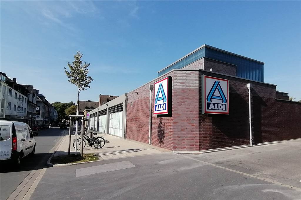 Exklusiv-Video: Vergrößerter Aldi-Markt öffnet am Donnerstag wieder An der Einfahrt an der Siegburgstraße entstand einer von zwei Anbauten. Der Bereich gehört zum Lager und bietet Platz für Kühlgeräte.