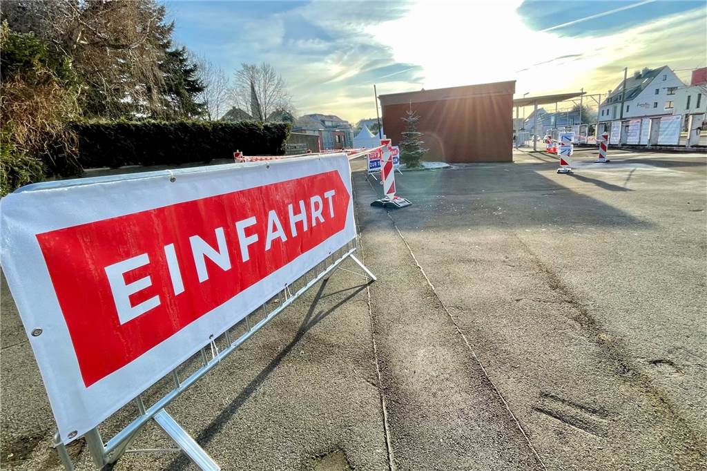 An der Einfahrt zum Impf- und Testzentrum war am Eröffnungswochenende mächtig was los. Lange Staus gab es. Jetzt hat es sich eingependelt.