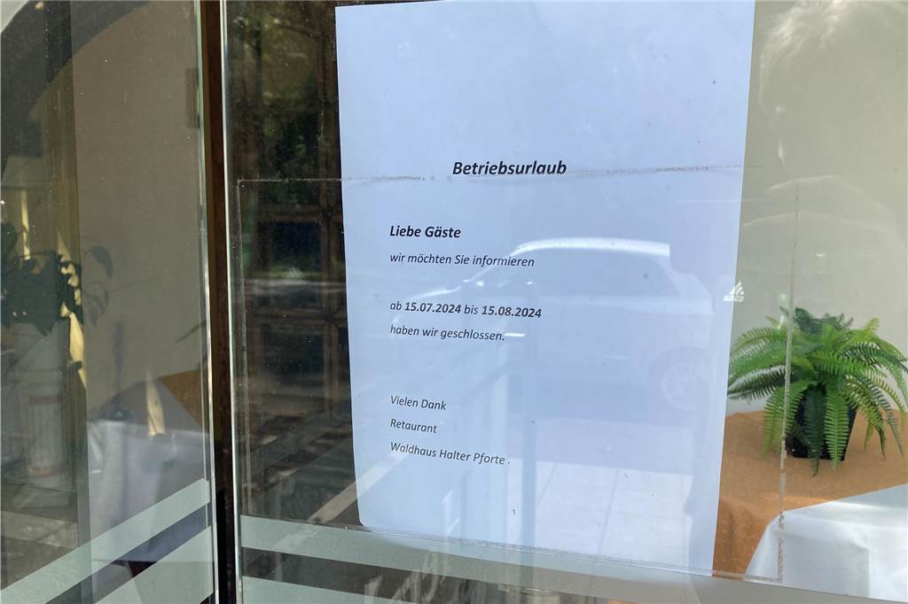 Nachmieter für Halter Pforte gesucht: Betreiber zieht sich zurück An der Eingangstür der Halter Pforte kündigt ein Zettel den bevorstehenden Betriebsurlaub vom 15. Juli bis zum 15. August an.