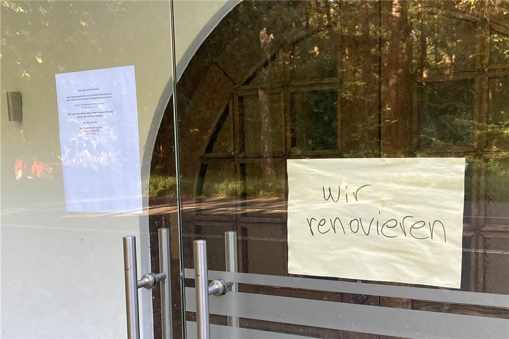 Halter Pforte steht leer: Möbel sind raus, Wiedereröffnung unklar Die geschlossene Eingangstür des Restaurants Halter Pforte in Marl.