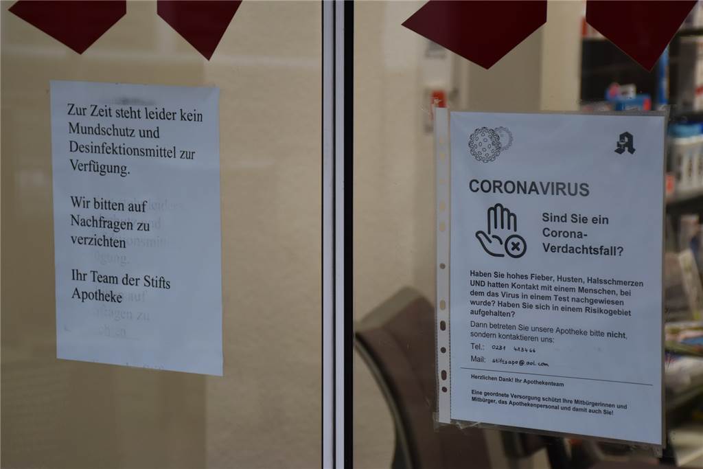 Supermärkte und Apotheken treffen Sicherheitsmaßnahmen zum Schutz vor Coronavirus Hinweisschilder Stifts-Apotheke in Hörde.