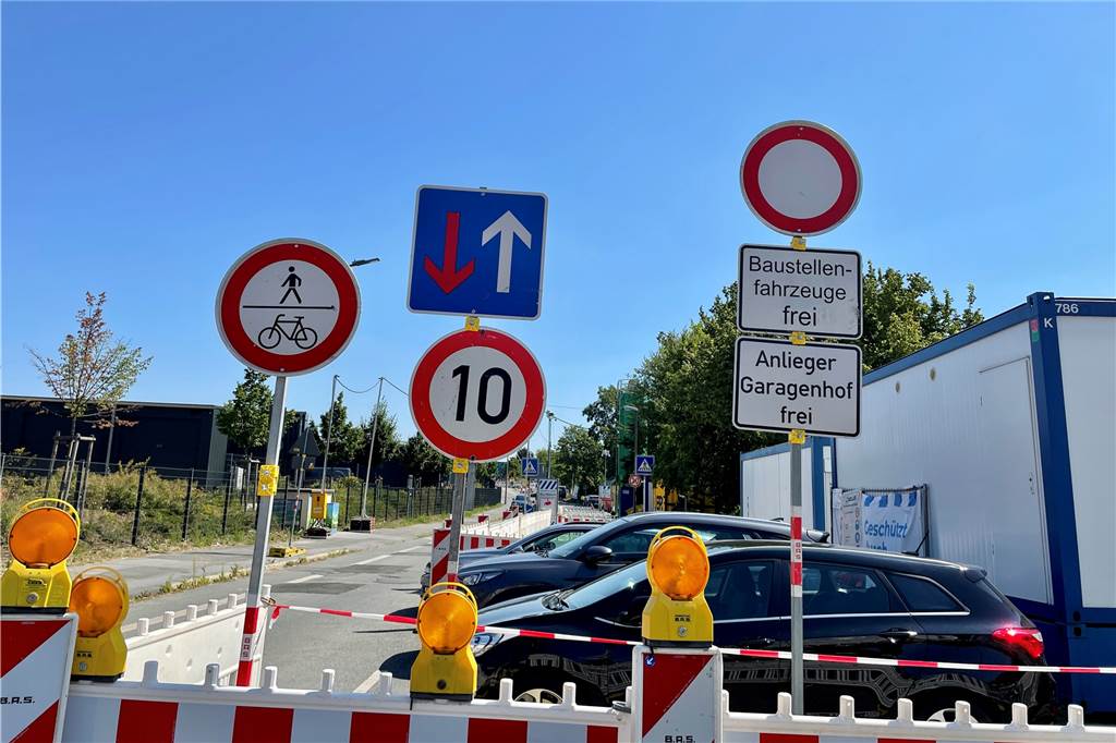 Brückenabriss am Phoenix-See beginnt: Notstrecke für Radfahrer und Fußgänger An der Einmündung Kohlensiepenstraße stehen Sperrbaken.