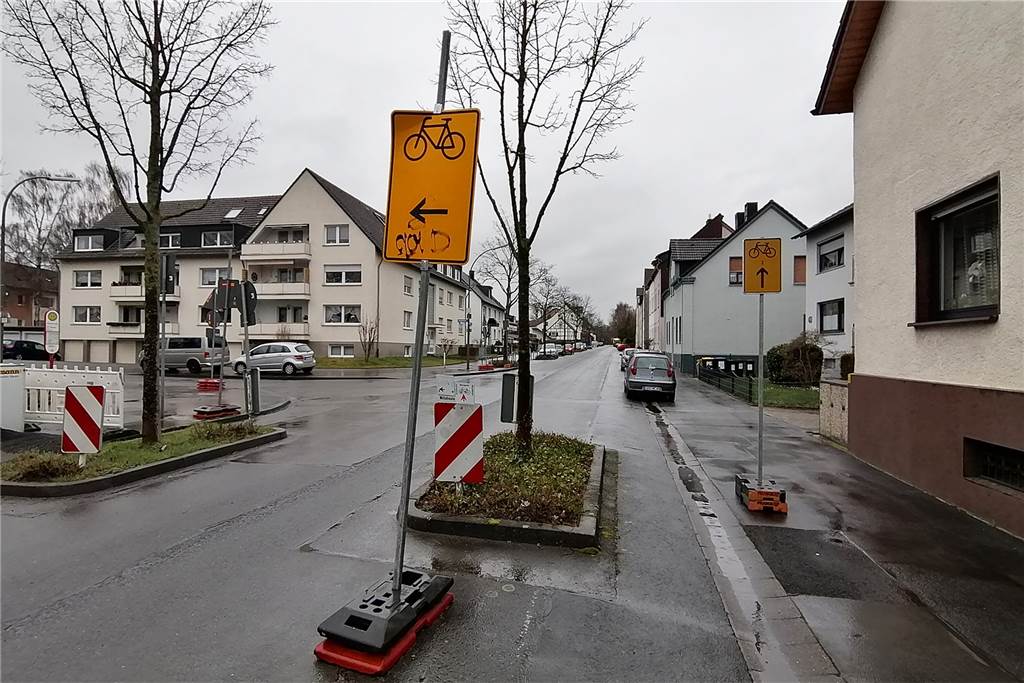 Umleitungsschilder: Radfahrer im Dortmunder Westen nun auf richtigem Weg An der Einmündung Mergelkuhle führen zwei Umleitungsstrecken auseinander. Neu ist das geradeaus führende Schild für die "U2" in Richtung Niedernette/Emscher-Weg.