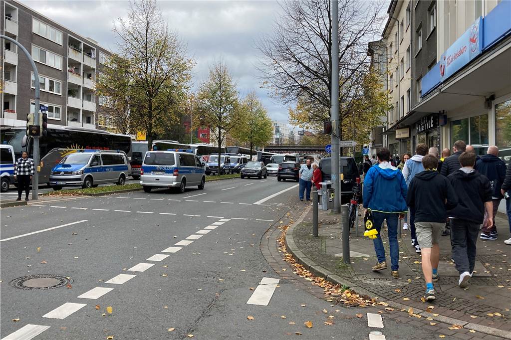 VfB-Fans planten wohl Angriff auf BVBler - der Großeinsatz im Ticker An der Einsatzstelle sind Busse vorgefahren.