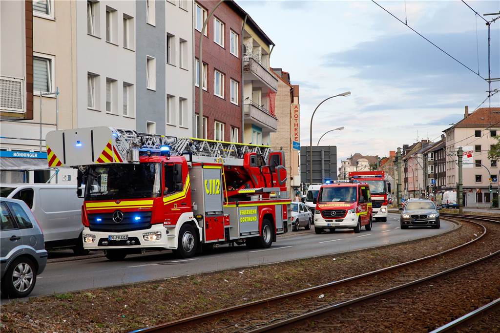 Seltsamer Geruch in der Nase – Frau löst großen Feuerwehr-Einsatz aus Einsatzfahrzeuge der Feuerwehr stehen an der Münsterstraße in Dortmund