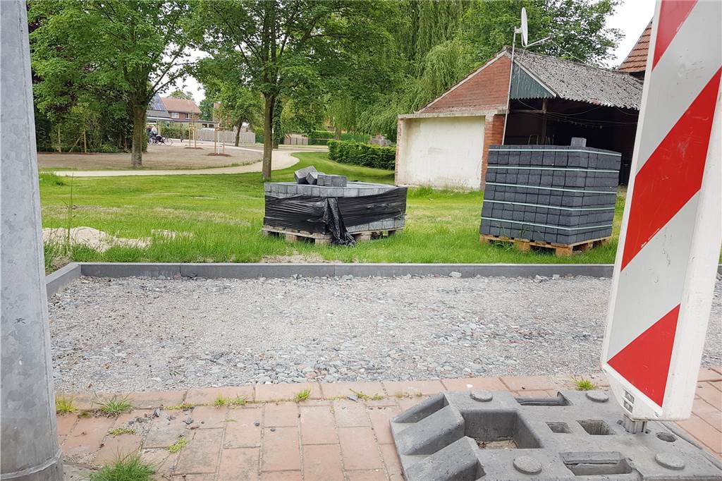 Boule frei: Festplatz in der Niestadt stilecht eingeweiht und freigegeben An der Eper Straßen enstehen derzeit noch Fahrradständer. Die Kosten dafür sind nicht in der Fördersumme für den Festplatz enthalten.