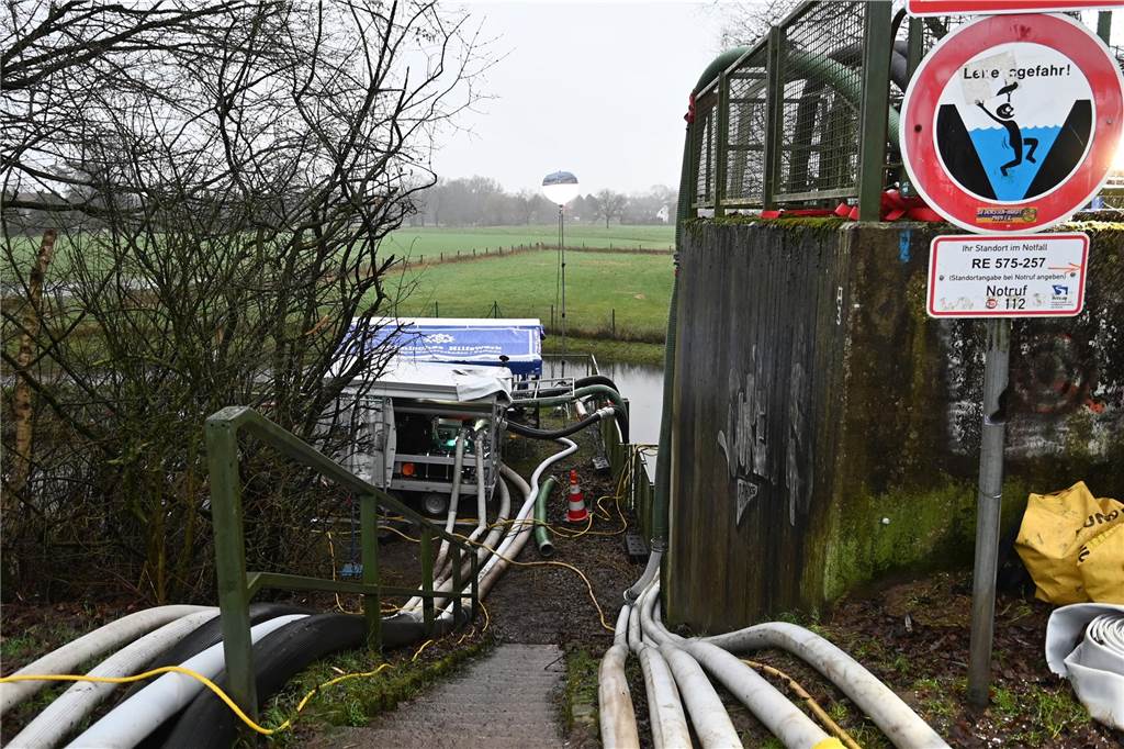 Hochwasser in Dorsten steigt weiter: An der Fährstraße pumpt das THW Wasser von Wiesen und Feldern in den Wesel-Datteln-Kanal.