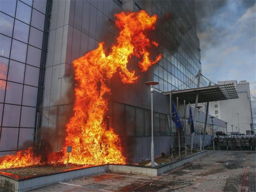 Tausende Kosovaren fordern Rücktritt der Regierung An der Fassade des Regierungsgebäudes in Pristina zerschellt ein Molotowcocktail. Foto: Valdrin Xhemaj